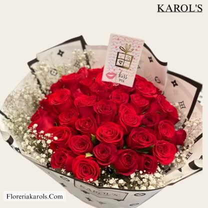 50 Rosas Rojas con gypsophilia