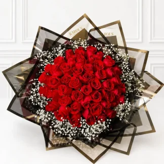 Hermoso ramo de 50 Rosas Rojas y gypsophilia envuelto en papel blanco y moño rojo, envía a Mazatlán flores entrega el mismo día.
