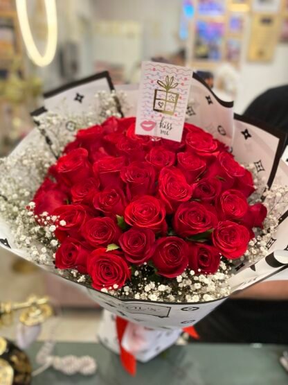 50 Rosas Rojas con gypsophilia - Imagen 3