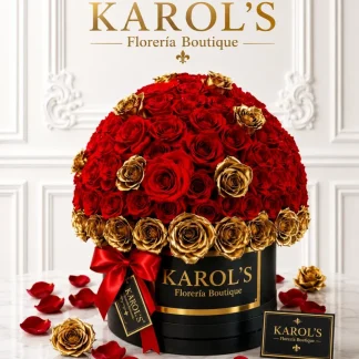 Hermoso arreglo Karolina de 100 Rosas Rojas y doradas en caja de lujo negra de la marca KAROL´S Floreria boutique atado con moño de seda rojo producto exclusivo con entrega en  Mazatlán flores entrega el mismo día.